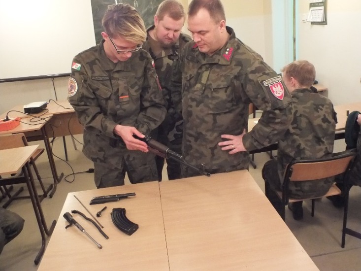 Kolejne dobowe szkolenie taktyczne uczniów kadetów klasy wojskowej z ZSP w Szubinie