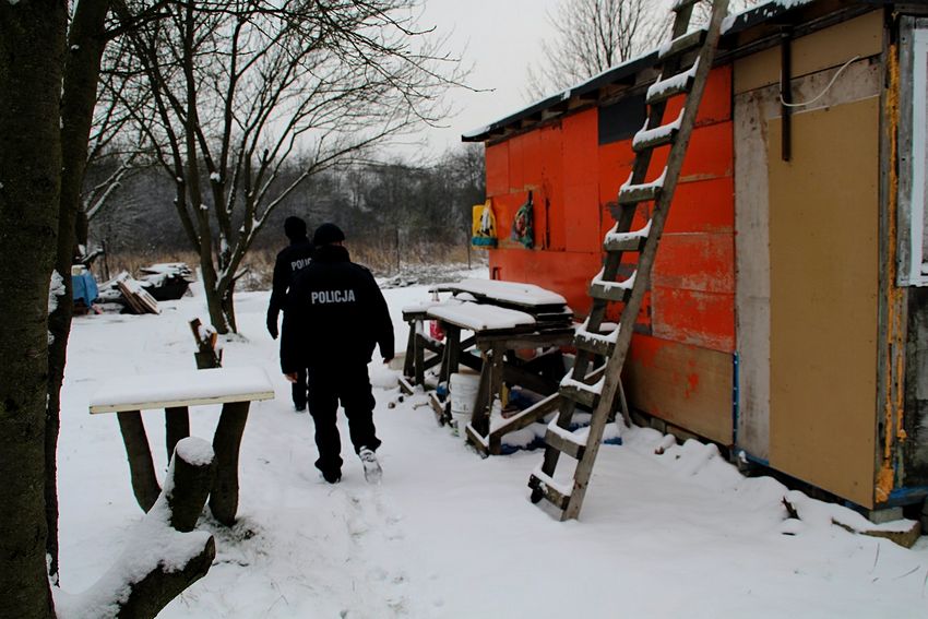 Policjanci w powiecie nakielskim kontrolują miejsca przebywania bezdomnych