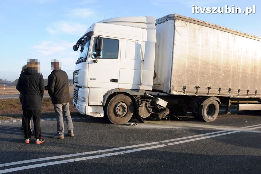 Wypadek Tira z osobówką w Smolnikach