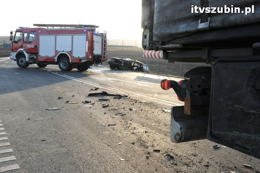 Wypadek Tira z osobówką w Smolnikach