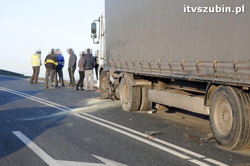 Wypadek Tira z osobówką w Smolnikach