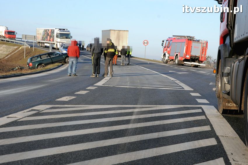 Wypadek Tira z osobówką w Smolnikach