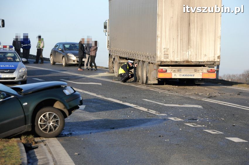 Wypadek Tira z osobówką w Smolnikach