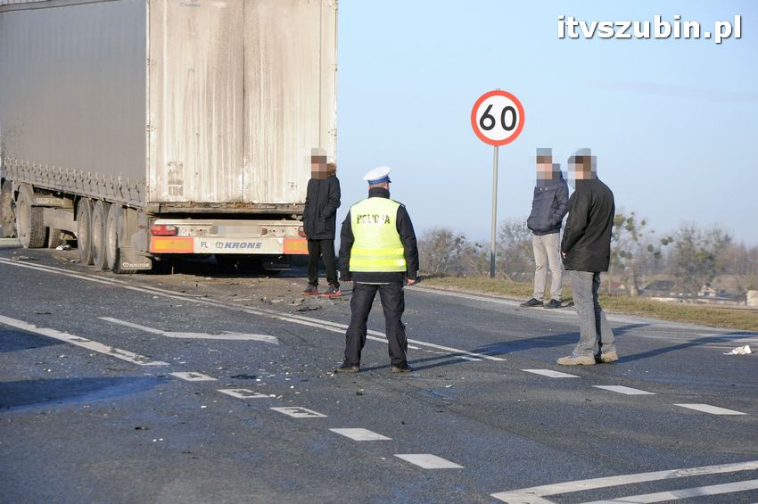 Wypadek Tira z osobówką w Smolnikach