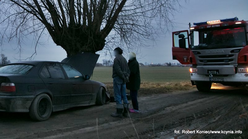 Na polnej drodze uderzył w drzewo