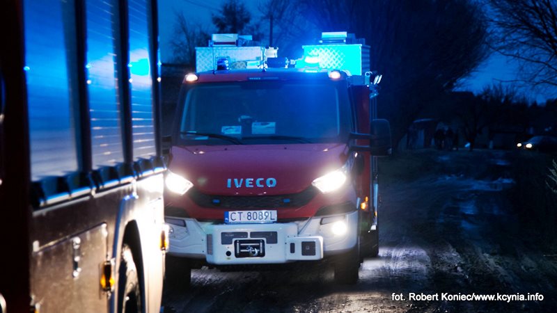 Na polnej drodze uderzył w drzewo