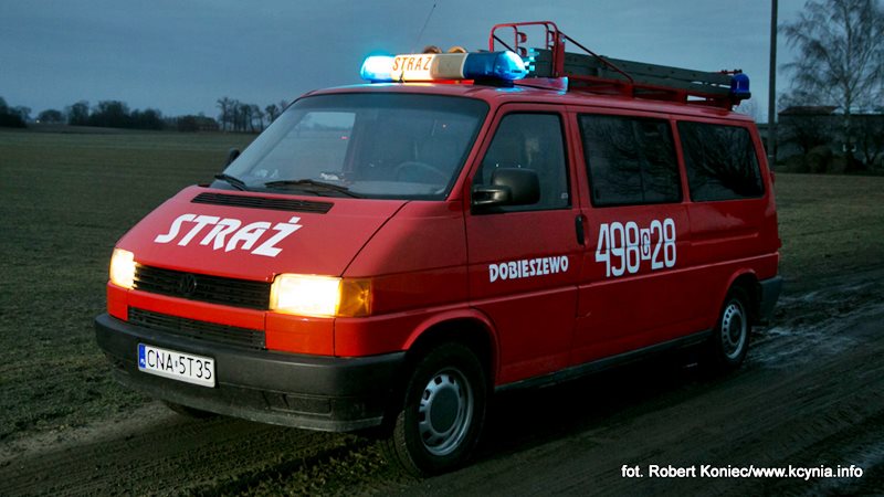 Na polnej drodze uderzył w drzewo