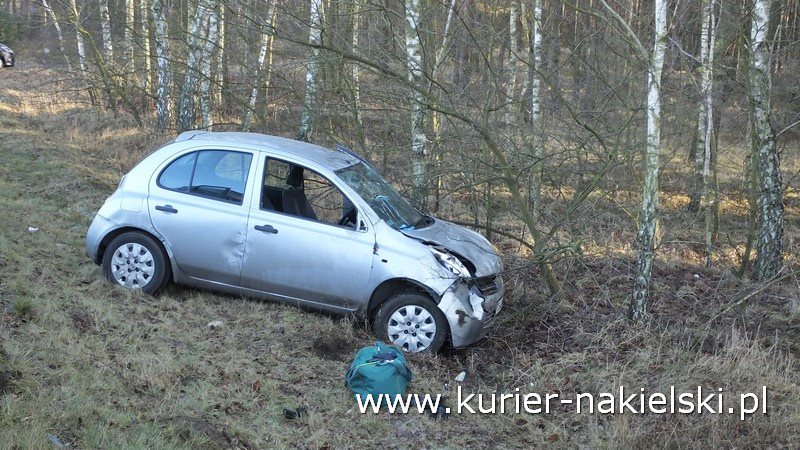 Nissan Micra wypadł z drogi do rowu