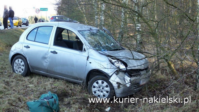 Nissan Micra wypadł z drogi do rowu