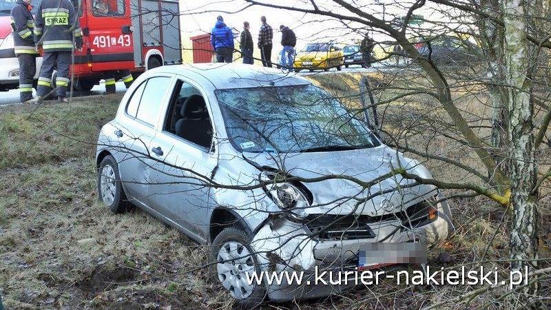 Nissan Micra wypadł z drogi do rowu