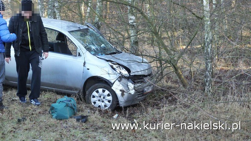 Nissan Micra wypadł z drogi do rowu