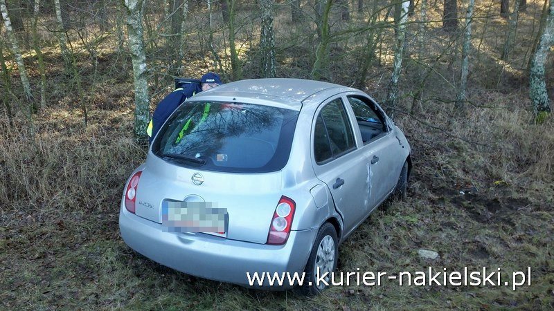 Nissan Micra wypadł z drogi do rowu