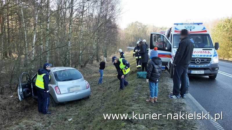Nissan Micra wypadł z drogi do rowu