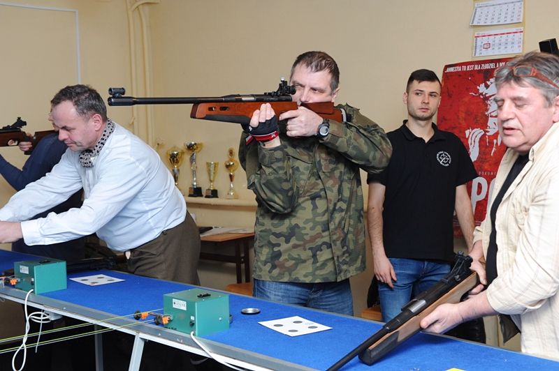 ZSP w Szubinie upamiętnił Żołnierzy Niezłomnych na strzelnicy sportowej