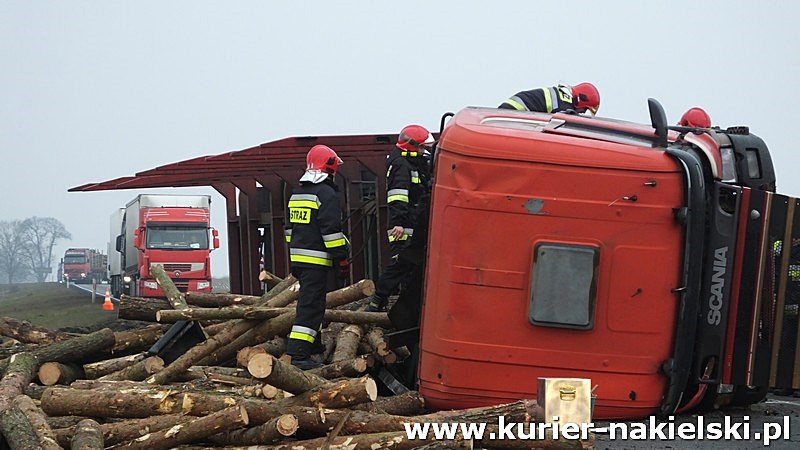 Wywrócona Scania z drewnem zablokowała drogę w Lubaszczu