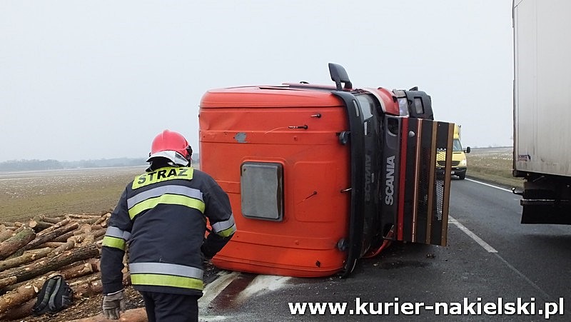 Wywrócona Scania z drewnem zablokowała drogę w Lubaszczu