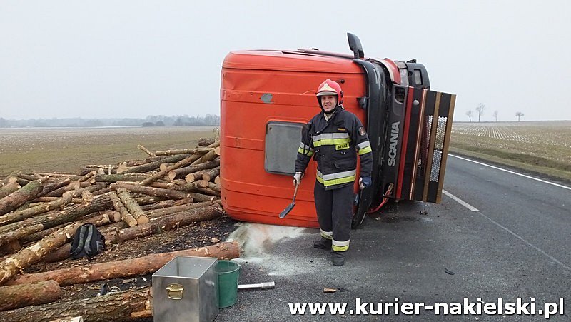 Wywrócona Scania z drewnem zablokowała drogę w Lubaszczu