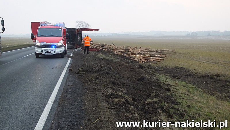 Wywrócona Scania z drewnem zablokowała drogę w Lubaszczu