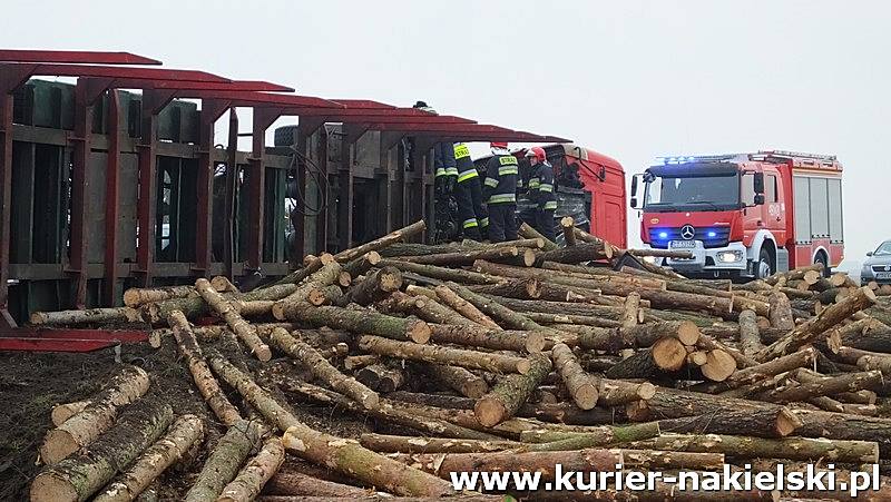 Wywrócona Scania z drewnem zablokowała drogę w Lubaszczu