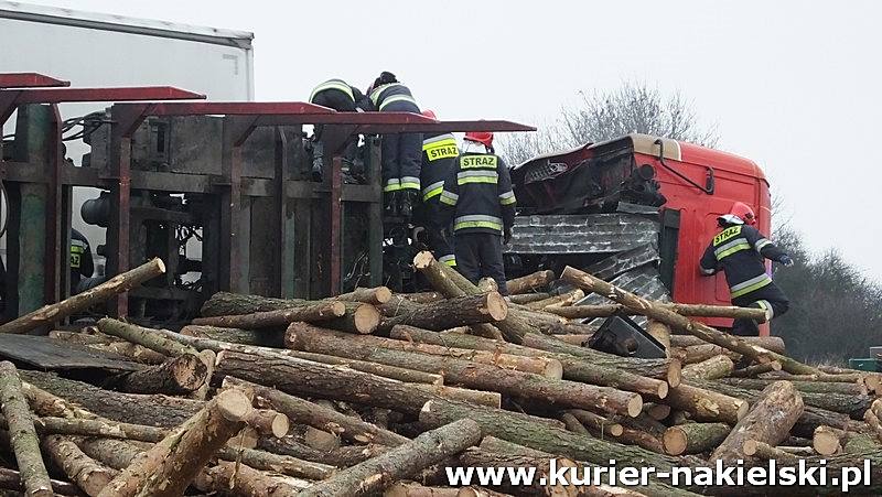 Wywrócona Scania z drewnem zablokowała drogę w Lubaszczu