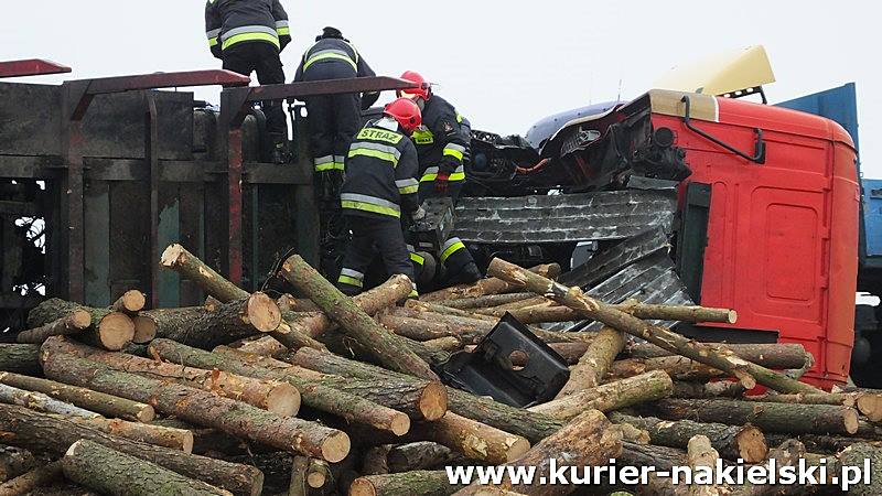 Wywrócona Scania z drewnem zablokowała drogę w Lubaszczu