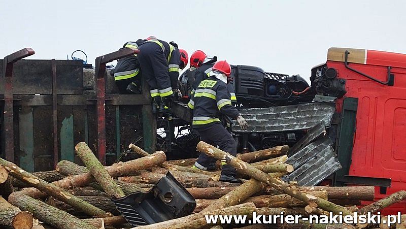 Wywrócona Scania z drewnem zablokowała drogę w Lubaszczu