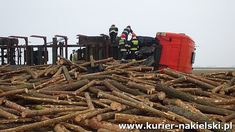 Wywrócona Scania z drewnem zablokowała drogę w Lubaszczu
