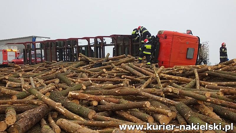 Wywrócona Scania z drewnem zablokowała drogę w Lubaszczu