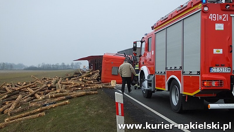 Wywrócona Scania z drewnem zablokowała drogę w Lubaszczu