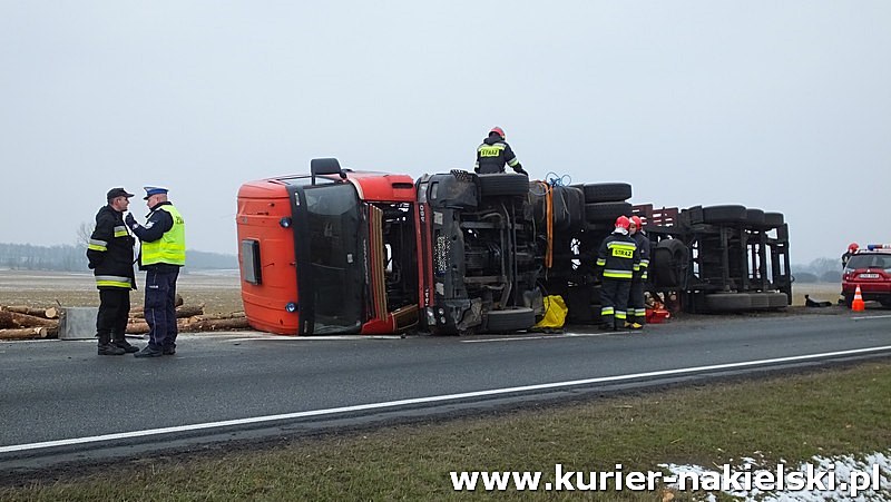 Wywrócona Scania z drewnem zablokowała drogę w Lubaszczu