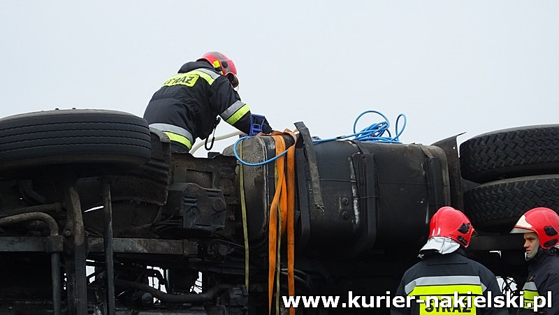 Wywrócona Scania z drewnem zablokowała drogę w Lubaszczu