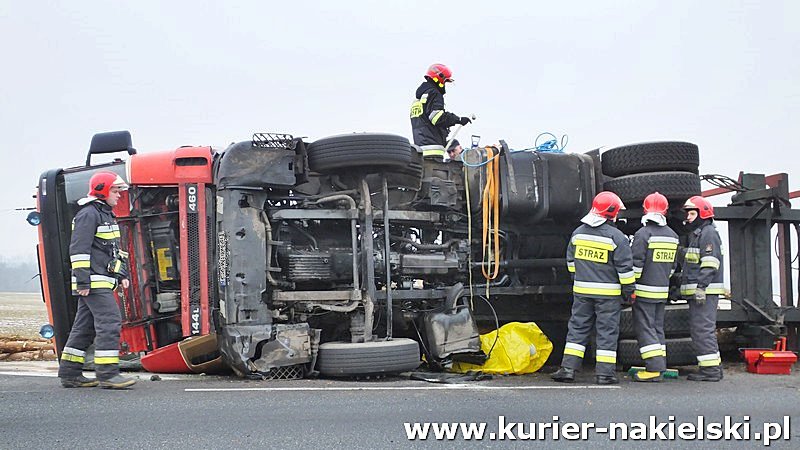 Wywrócona Scania z drewnem zablokowała drogę w Lubaszczu