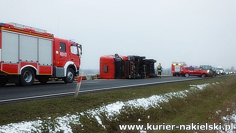 Wywrócona Scania z drewnem zablokowała drogę w Lubaszczu