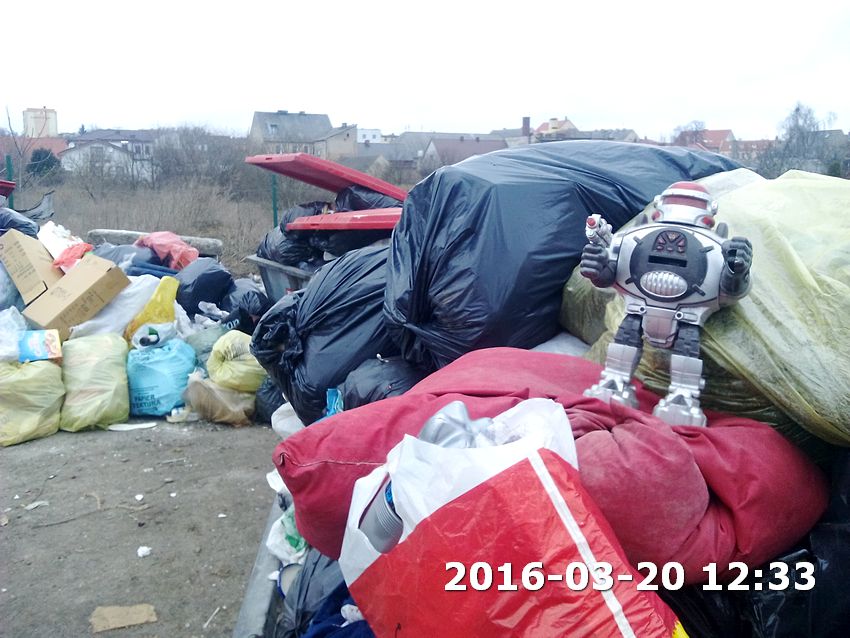 STOP NIELEGALNEMU GROMADZENIU ODPADÓW PRZY TARGOWISKU MIEJSKIM W SZUBINIE