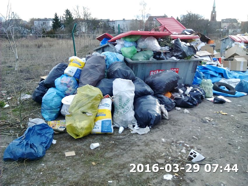 STOP NIELEGALNEMU GROMADZENIU ODPADÓW PRZY TARGOWISKU MIEJSKIM W SZUBINIE