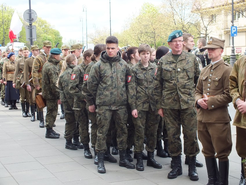 Uczniowie kadeci klasy wojskowej z ZSP w Szubinie uczestniczyli w Warszawie w uroczystości pogrzebowej Pułkownika 