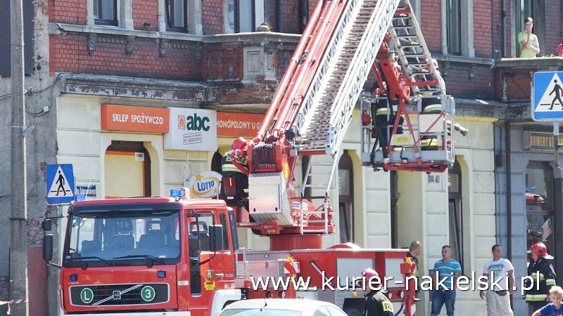Oberwała się dolna część balkonu i spadła na chodnik