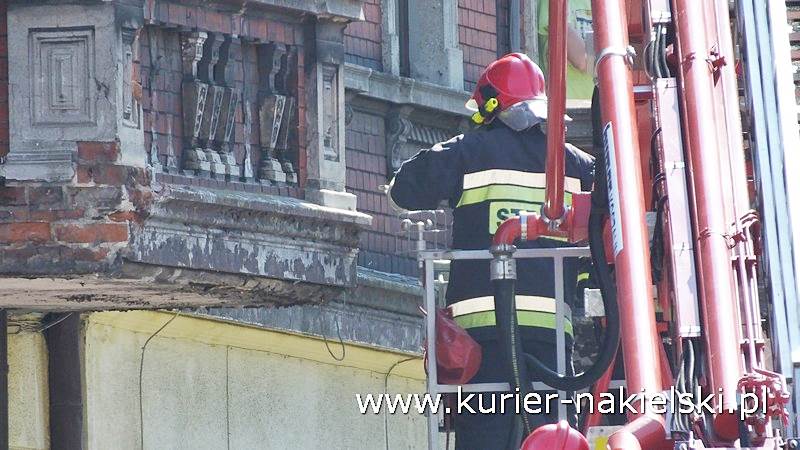 Oberwała się dolna część balkonu i spadła na chodnik