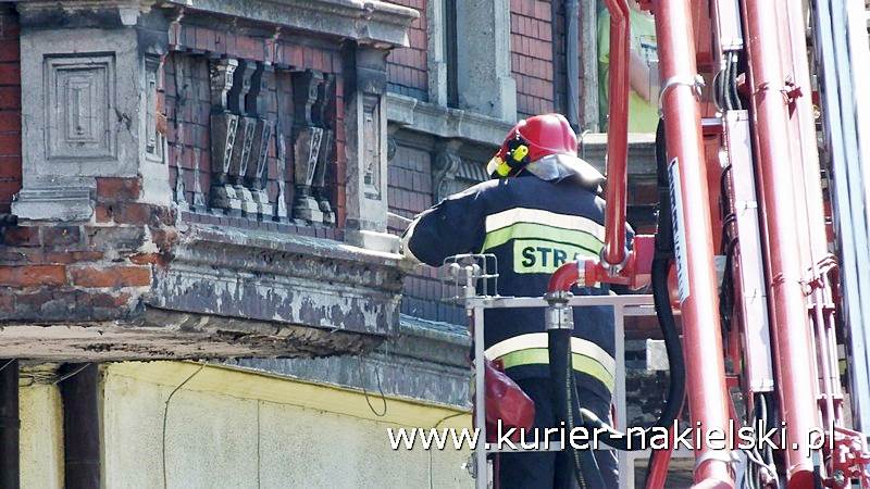 Oberwała się dolna część balkonu i spadła na chodnik