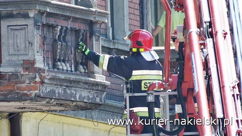 Oberwała się dolna część balkonu i spadła na chodnik
