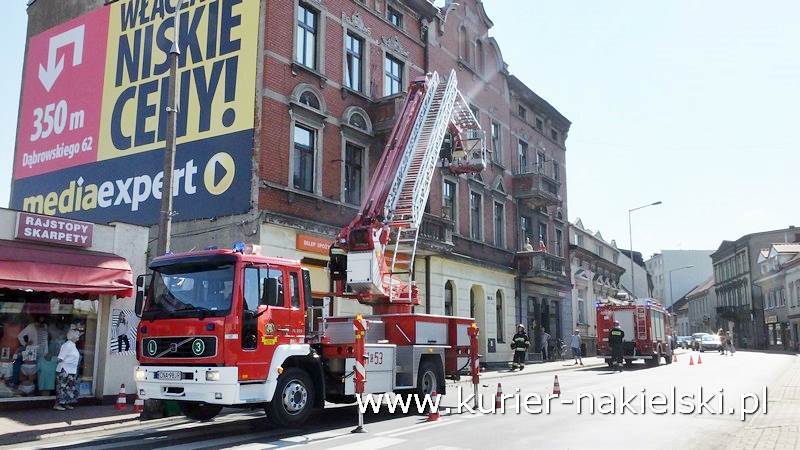 Oberwała się dolna część balkonu i spadła na chodnik