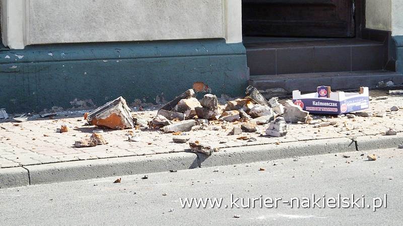 Oberwała się dolna część balkonu i spadła na chodnik