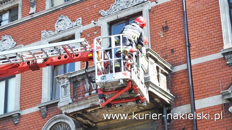 Oberwała się dolna część balkonu i spadła na chodnik