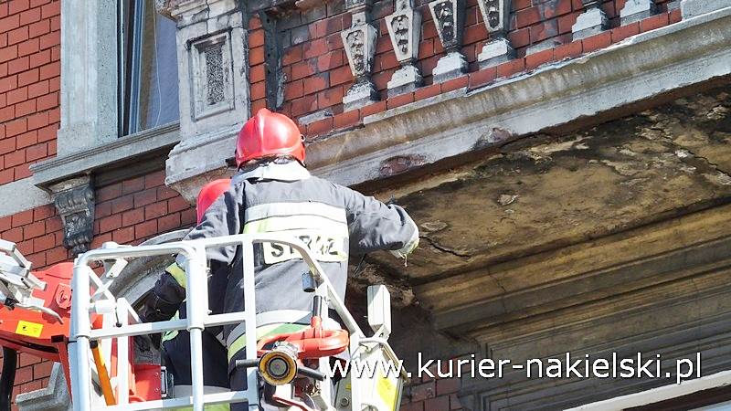 Oberwała się dolna część balkonu i spadła na chodnik