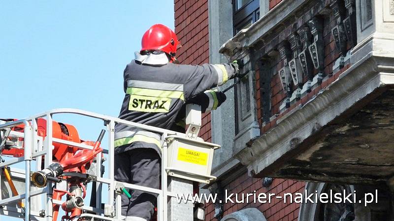 Oberwała się dolna część balkonu i spadła na chodnik