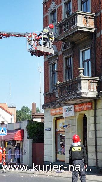 Oberwała się dolna część balkonu i spadła na chodnik