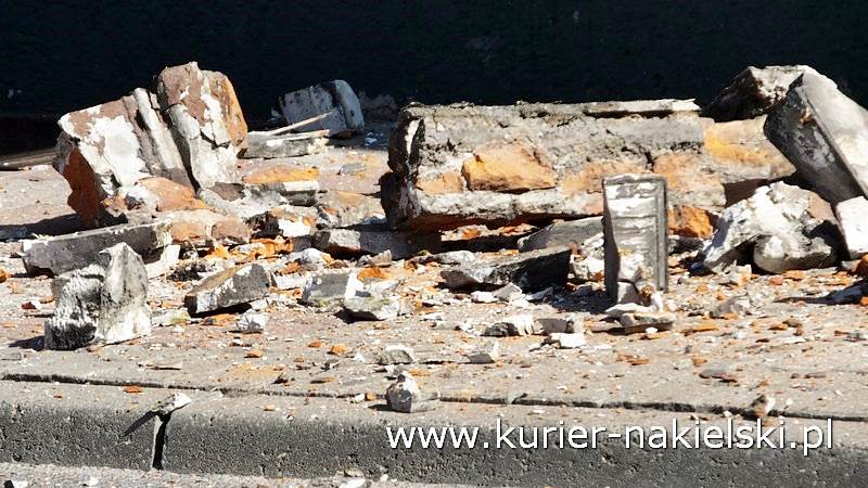 Oberwała się dolna część balkonu i spadła na chodnik