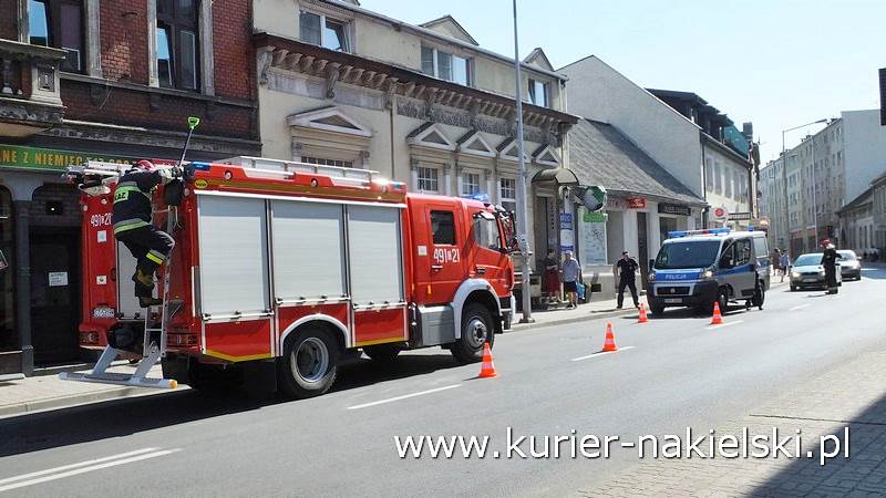 Oberwała się dolna część balkonu i spadła na chodnik
