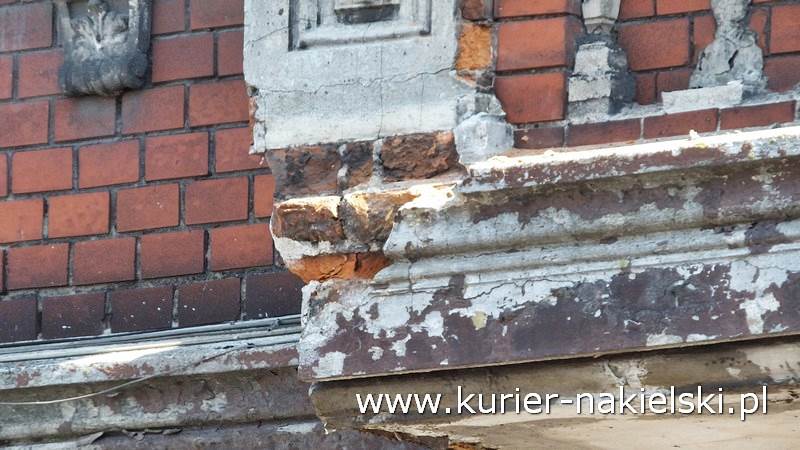 Oberwała się dolna część balkonu i spadła na chodnik