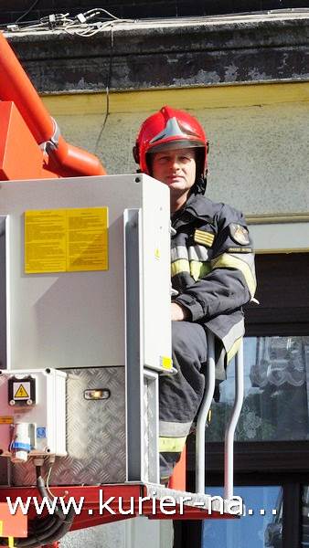 Oberwała się dolna część balkonu i spadła na chodnik